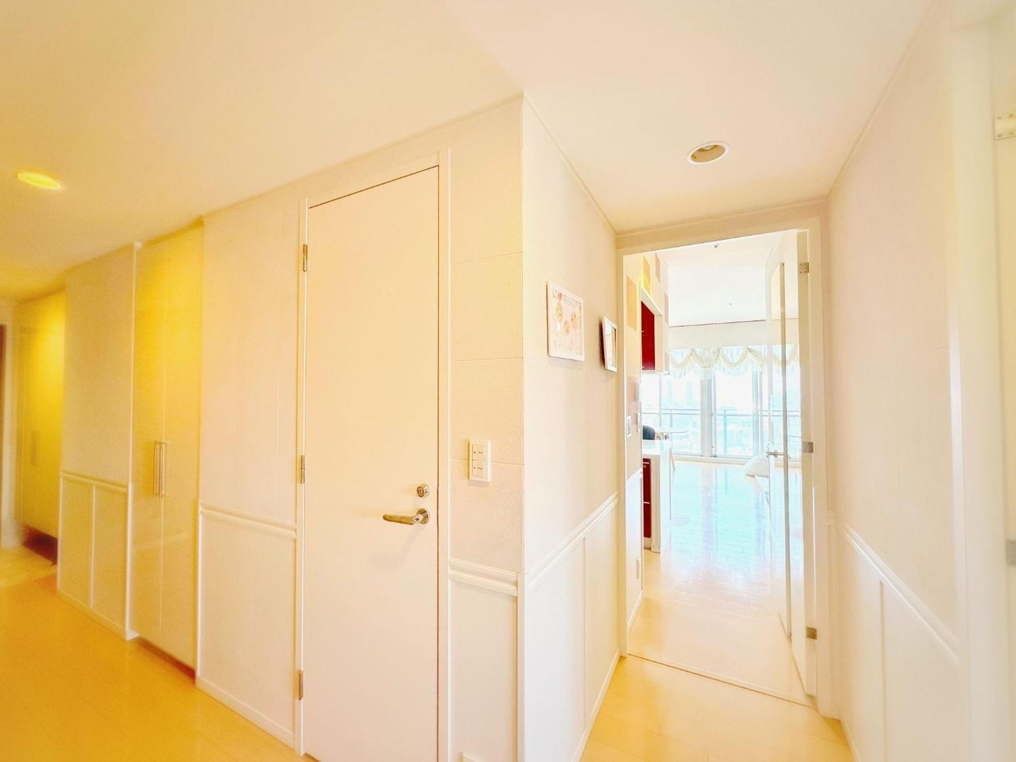 Luxury 3 Bedroom Namba Skyscraper - 400 Ft High & 300 Sq Ft Wrap Around Balcony - 112 Sq Meters - 1,200 Sq Ft - Parking - 180 Degrees Views - 2024 Toyota Voxy Be Packaged With * Osaka
